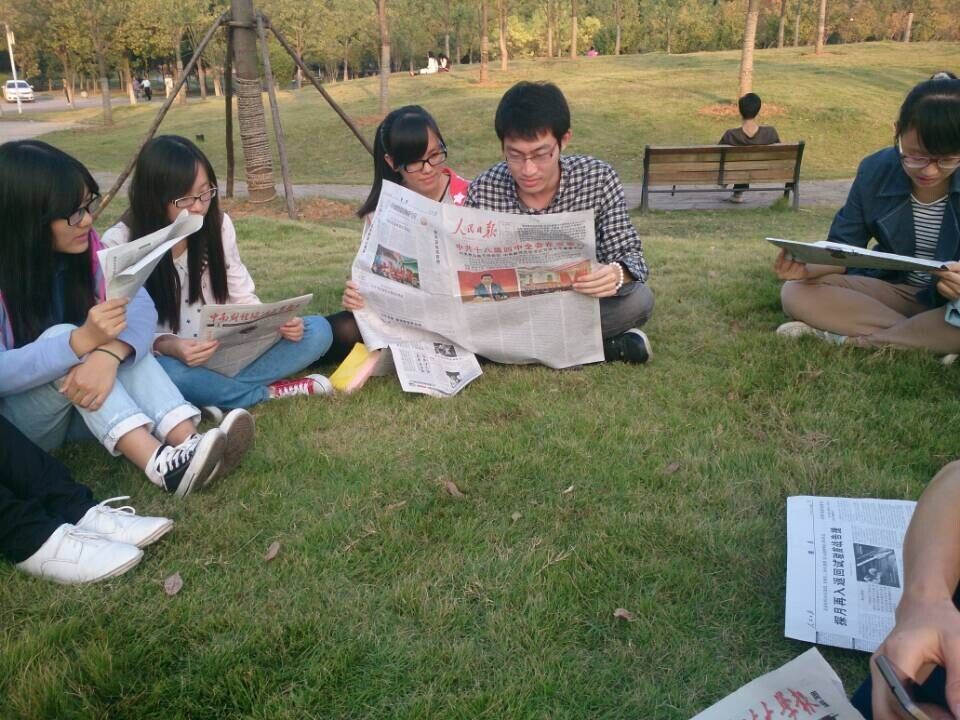 英国上市公司官网3652012级党支部学习贯彻十八届四中全会精神