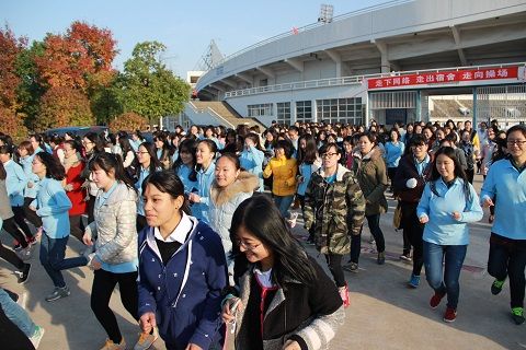2015年英国上市公司官网365师生冬季长跑活动快乐开跑
