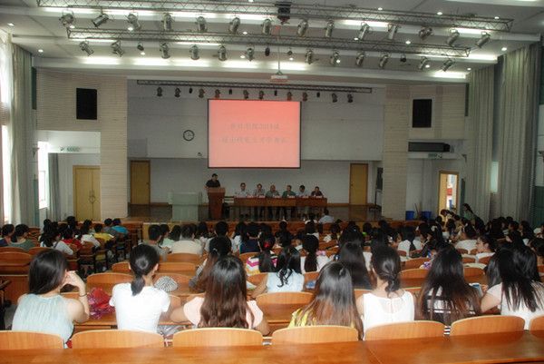 英国上市公司官网365(会硕中心)2014级研究生开学典礼隆重举行