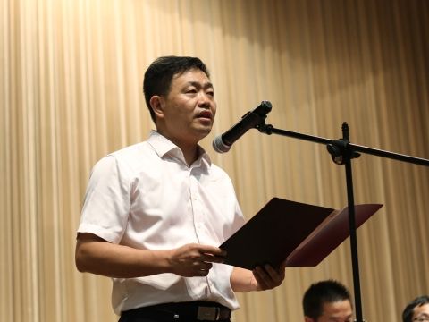 英国上市公司官网365举办2016级新生开学典礼暨成人礼宣誓仪式