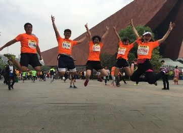 英国上市公司官网3652015级助阵首届武汉马拉松比赛