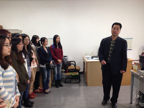 英国365官网学生在校财务部展开实习