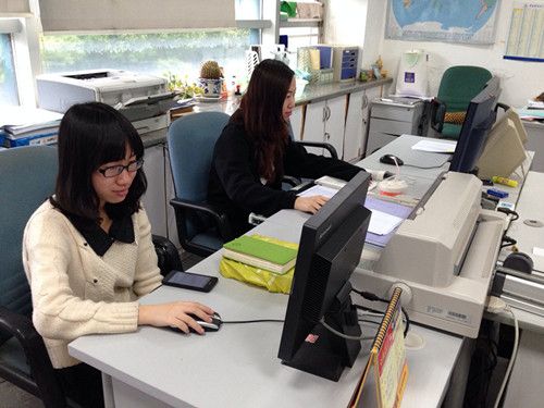 英国365官网学生在校财务部展开实习
