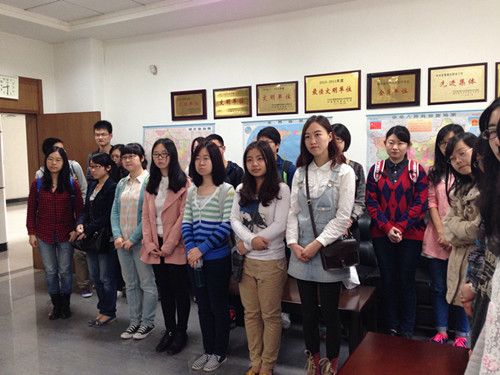 英国365官网学生在校财务部展开实习