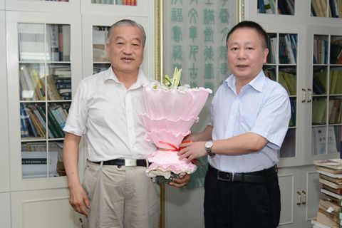 校领导于教师节前夕看望、慰问英国365官网教师代表