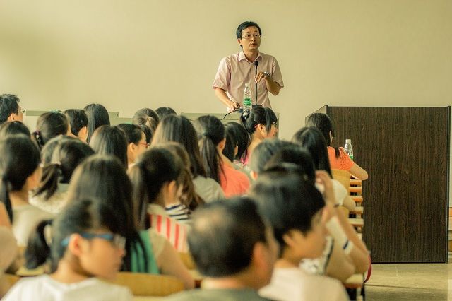 英国上市公司官网3652014级本科新生专业介绍会顺利召开