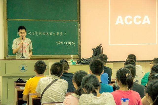 英国上市公司官网3652014级本科新生专业介绍会顺利召开