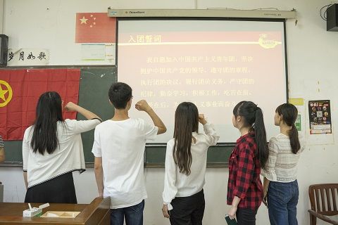 英国上市公司官网365第二次团支书例会暨新团员入团仪式圆满开展