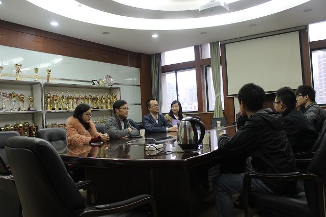 校友官强出席英国上市公司官网365校友回访交流会