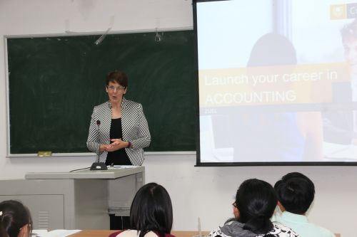 英国365官网举办2015级国际班新生专业介绍会